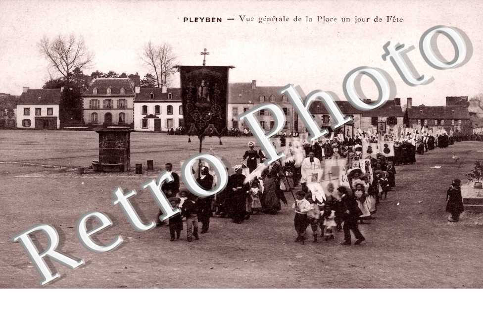 Vue Generale de la Place un jour de fete