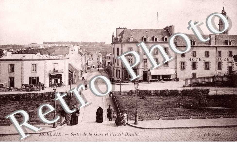 Sortie de la Gare et l'Hotel Bozellec