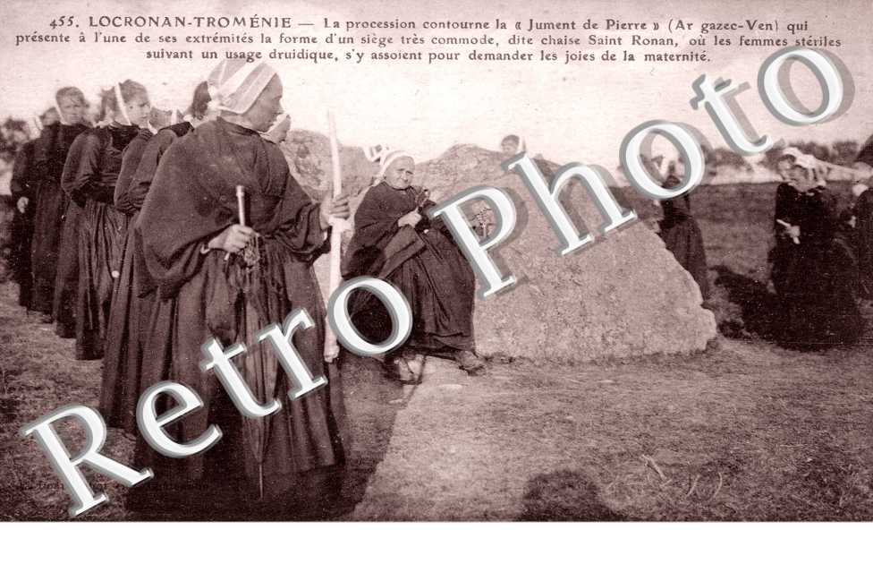 Troménie - La procession contourne la "Jument de Pierre "