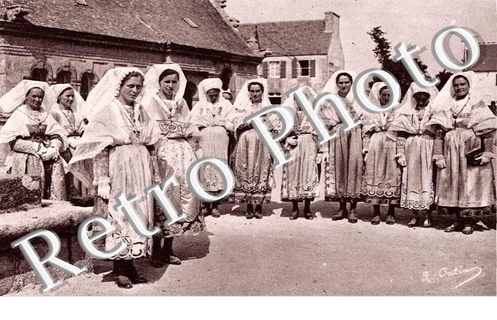 femmes en Costumes Traditionnels