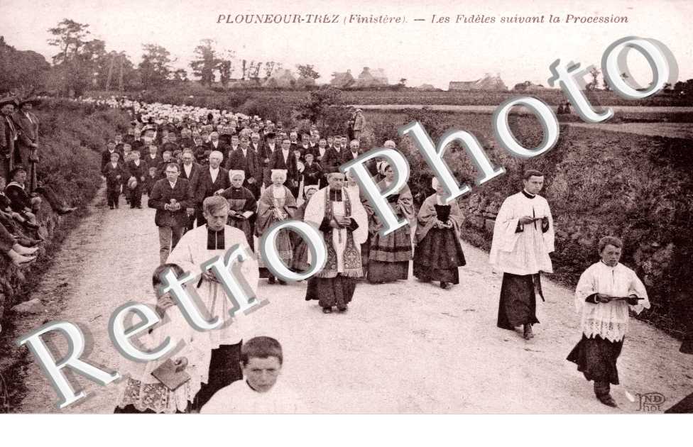 les Fideles suivant la Procession