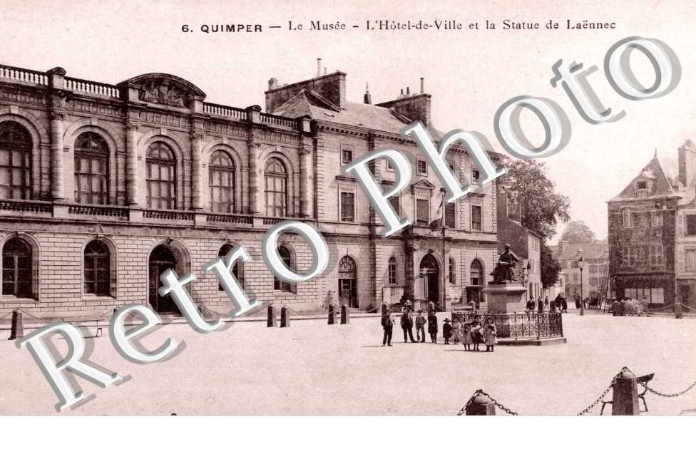 le Musee, l'Hotel-de-Ville et la Statue de Laënnec