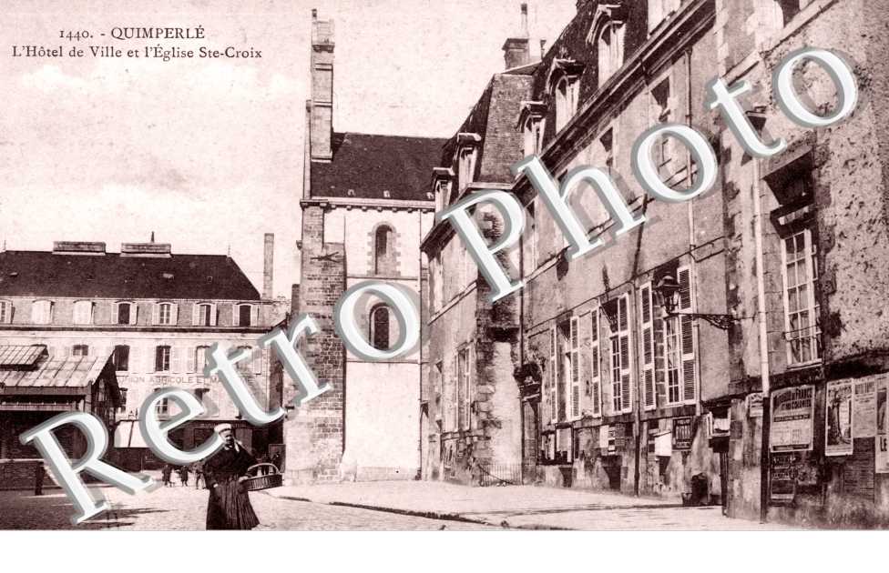 l'Hotel de Ville et l'Eglise Sainte-Croix