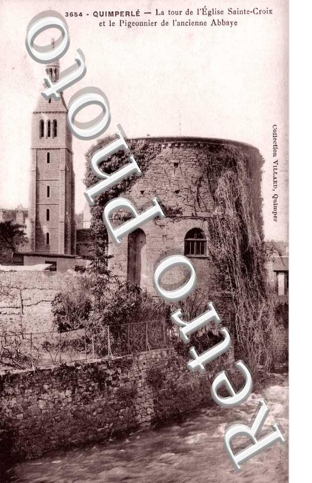 Tour de l'Eglise Sainte Croix et le Pigeonnier