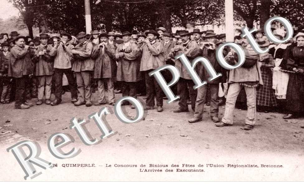 le Concours de Binious des Fetes de l'Union Regionaliste Bretonne, l'Arrivee des Executants