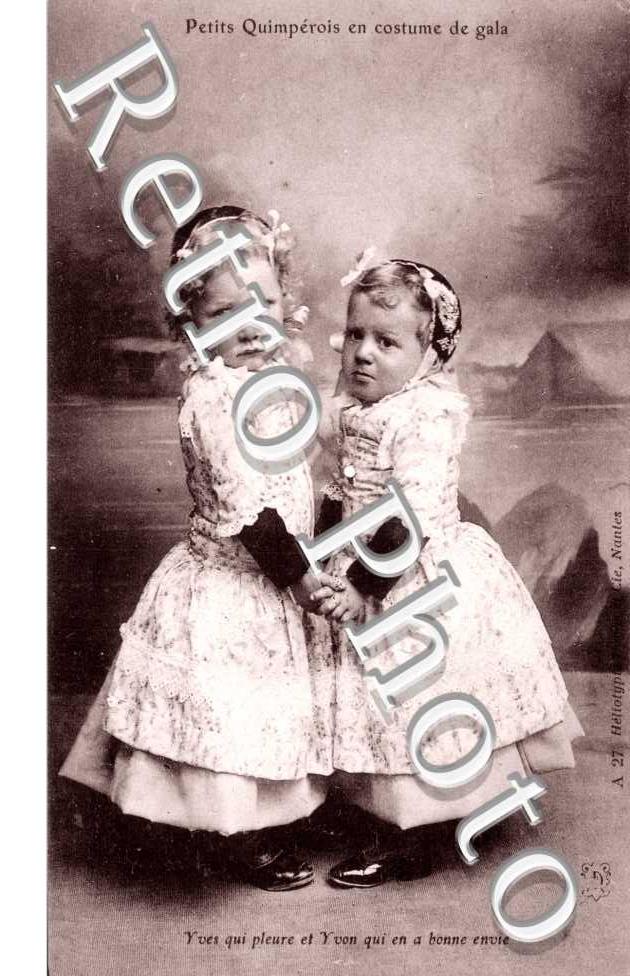 enfants en costume de Gala