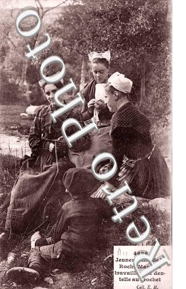 Jeunes filles travaillant la dentelle au crochet