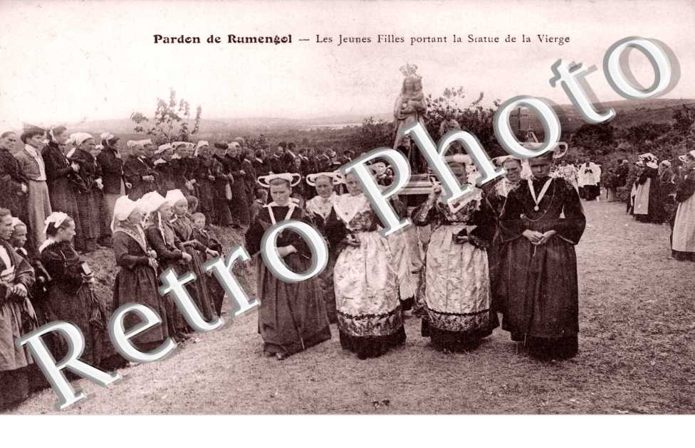 les jeunes Filles portant la Statue de la Vierge, Pardon de Rumengol