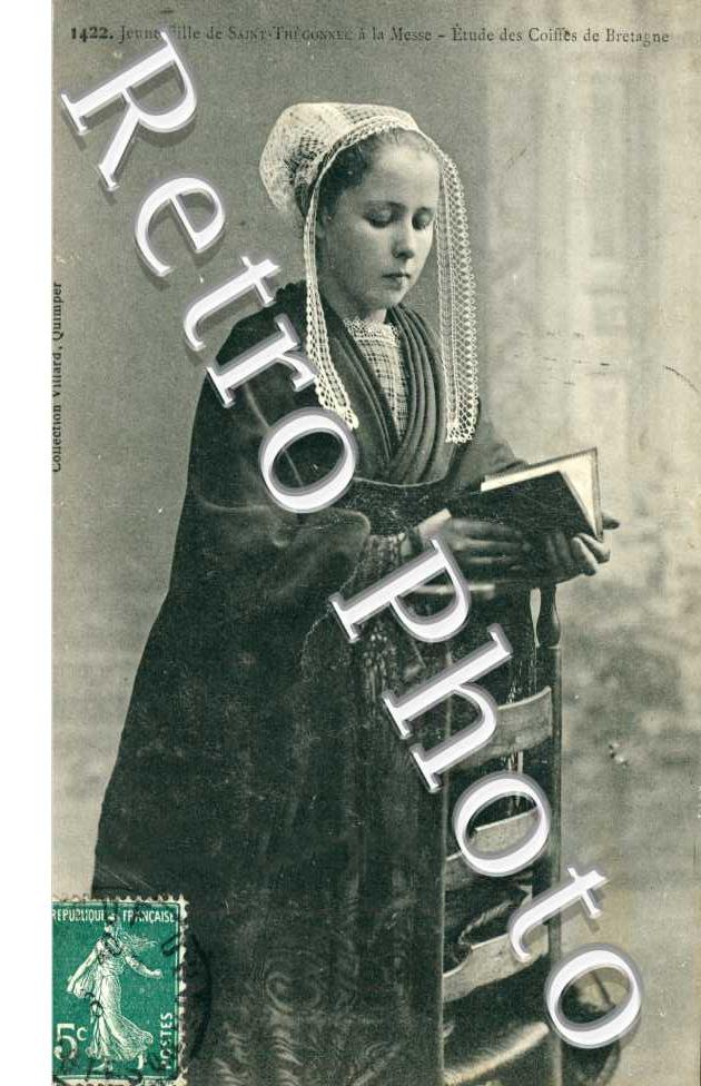 Jeune Fille à la Messe