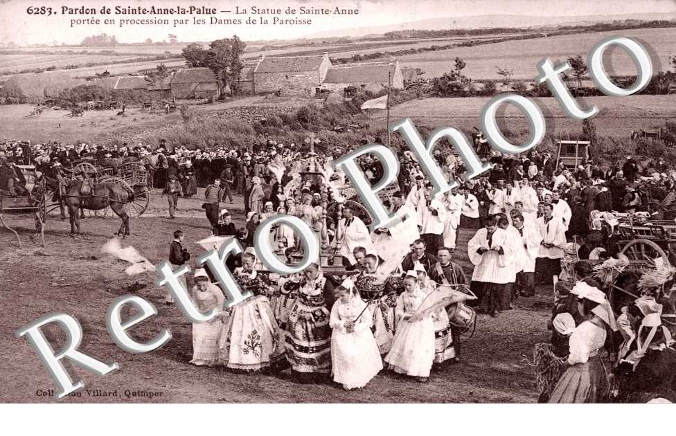 la Statue de Sainte-Anne portee en procession par les Dames de la Paroisse