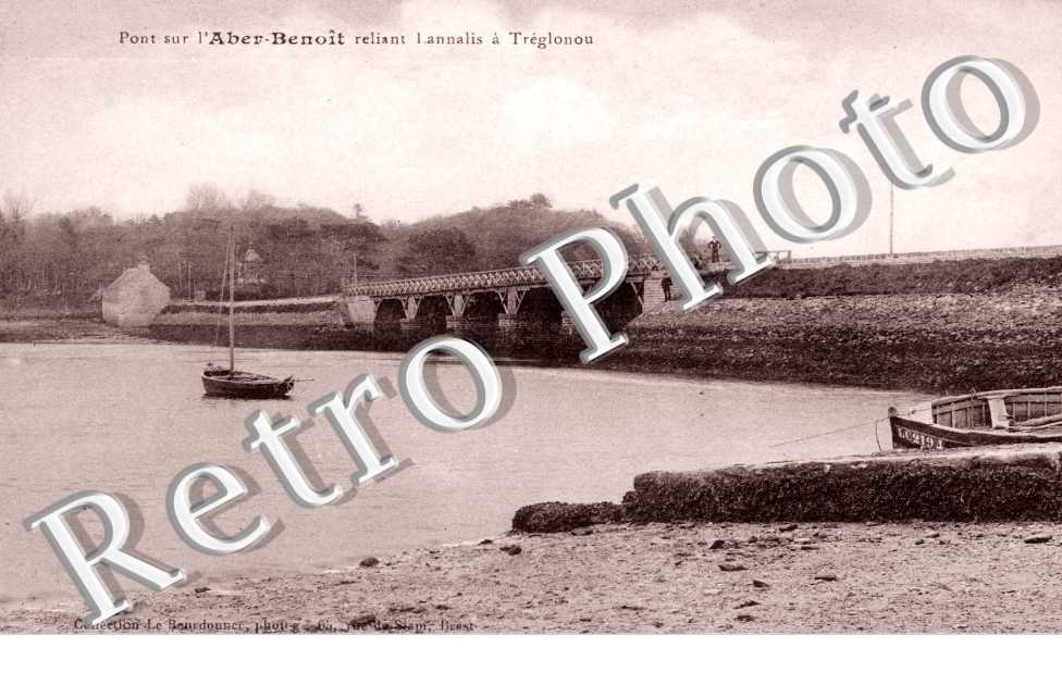 Pont sur l'Aber-Benoit reliant Lannalis a Treglonou
