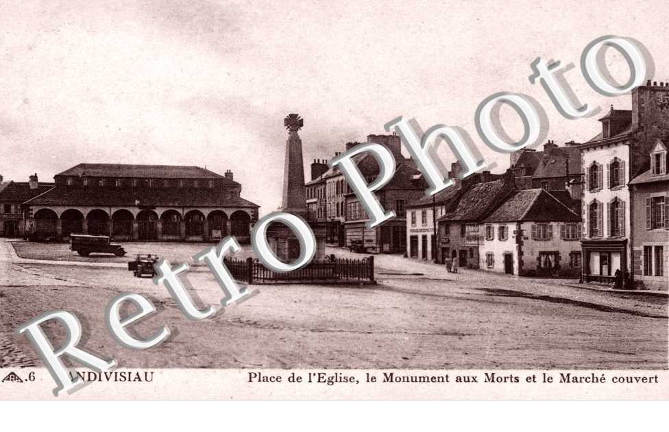 Place de l'Eglise, le Monument aux Morts et le Marche couvert
