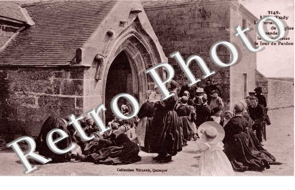 Portail de l'Eglise pendant la Grand'Messe le Jour du Pardon