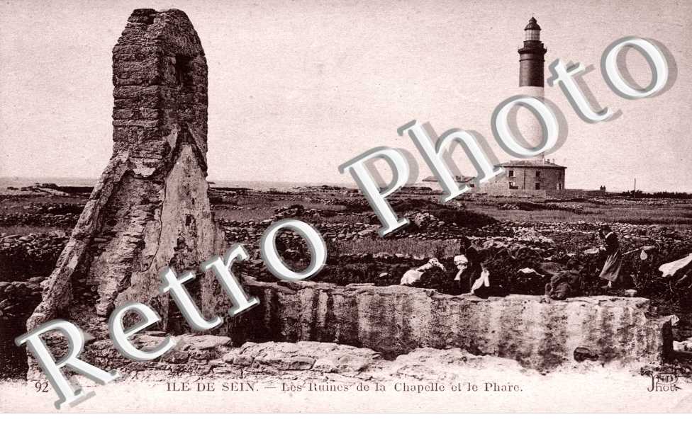 Les Ruines de la Chapelle et le Phare
