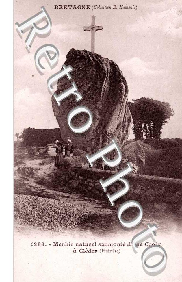 Le Menhir naturel surmonte d'une Croix