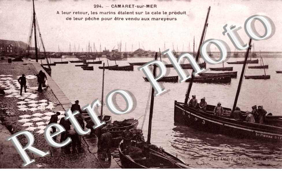 Les marins etalent sur la cale le produit de leur peche