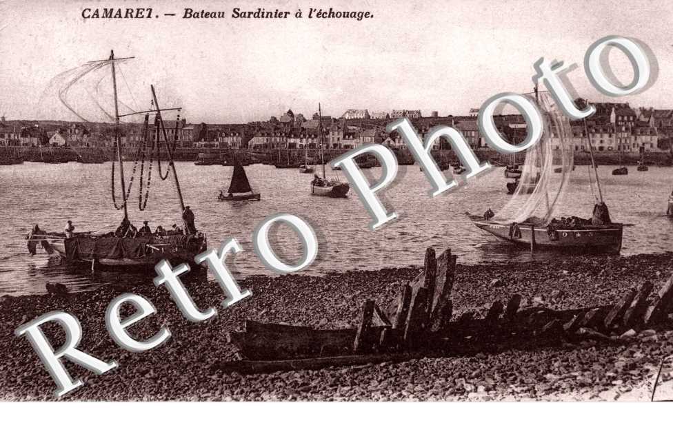 Bateau sardinier a l'echouage