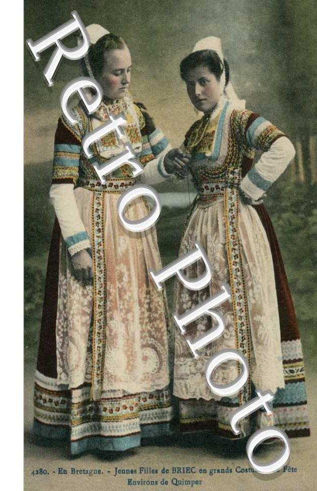 Jeunes Filles en costume de Fete