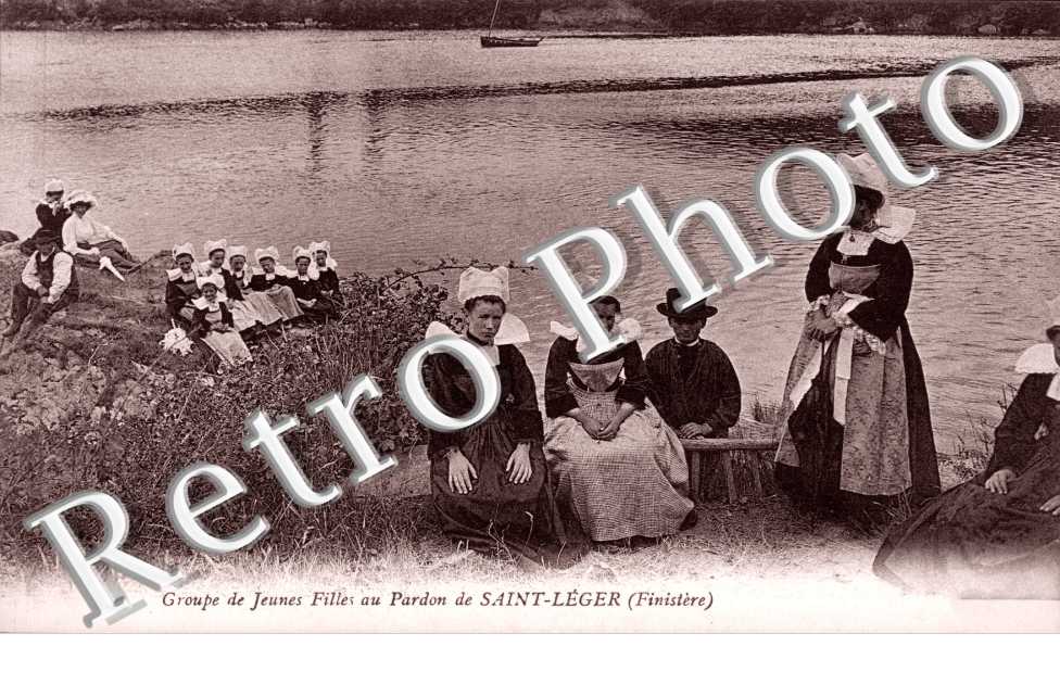 Groupe de Jeunes Filles au Pardon de Saint Léger