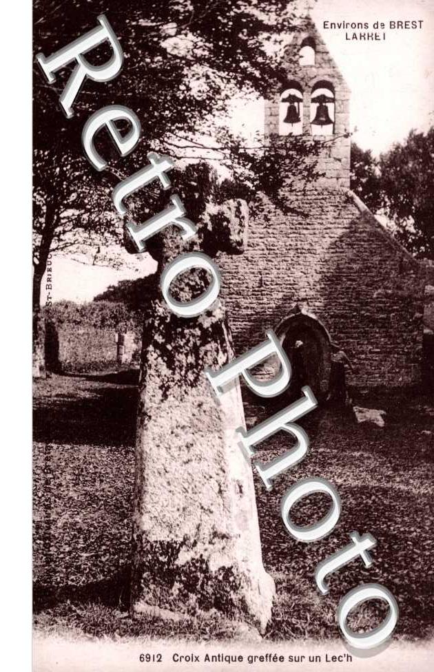 Croix antique greffee sur un Lec'h
