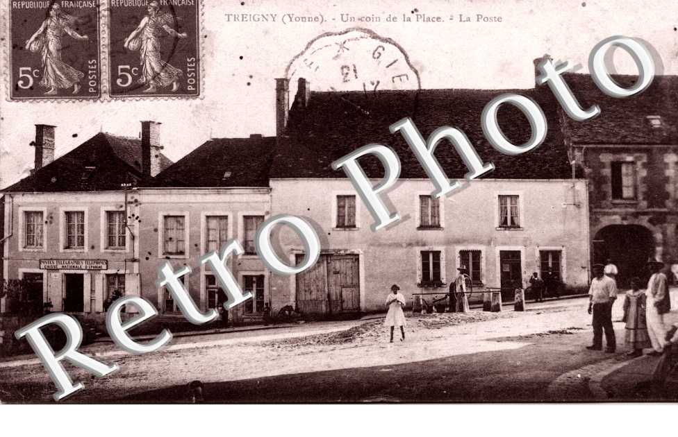 Un coin de la place - la poste