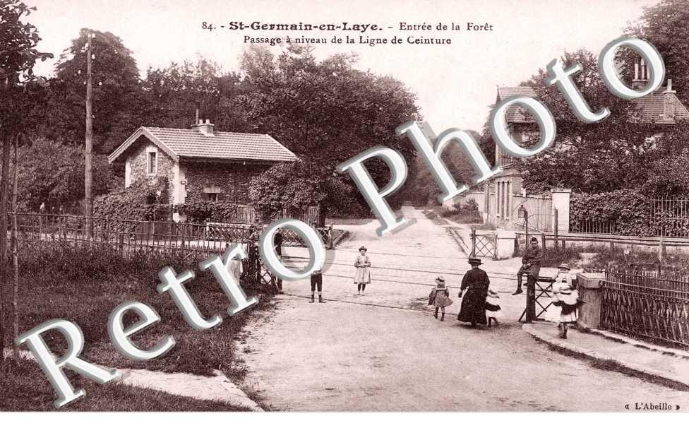 l'Entree de la Foret, le Passage a Niveau de la Ligne de Ceinture