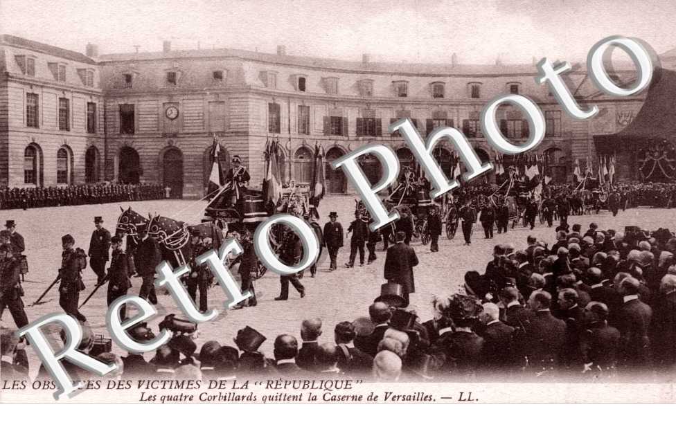 Obseques des Victimes de la Republique, les quatre Corbillards quittent la Caserne de Versailles