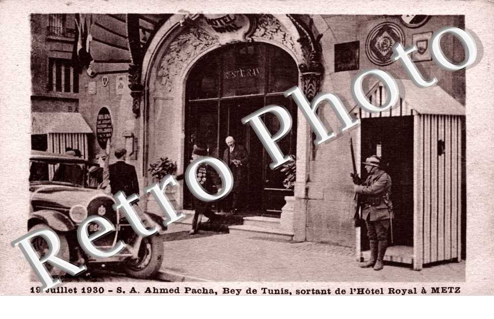 19 juillet 1930 S. A. Ahmed Pacha Bey de Tunis sortant de l'hotel Royal