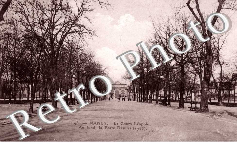 le cours Leopold Au fond, la porte Desilles