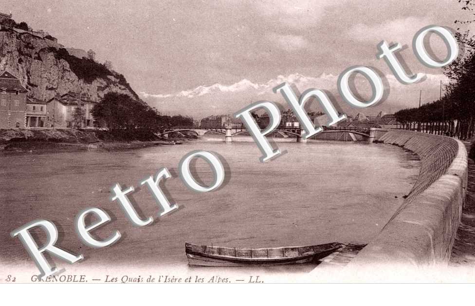 Les Quais de l'Isere et les Alpes