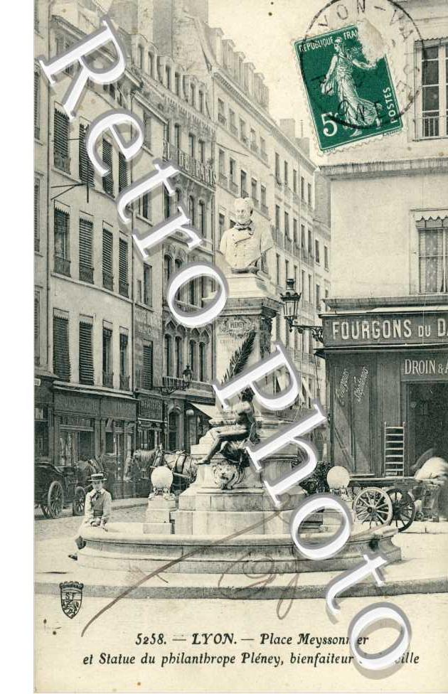 Place Meyssonnier et statue du philanthrope Pléney, bienfaiteur de laville