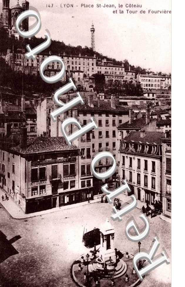 Place Saint Jean, le Coteau et la Tour de Fourviere