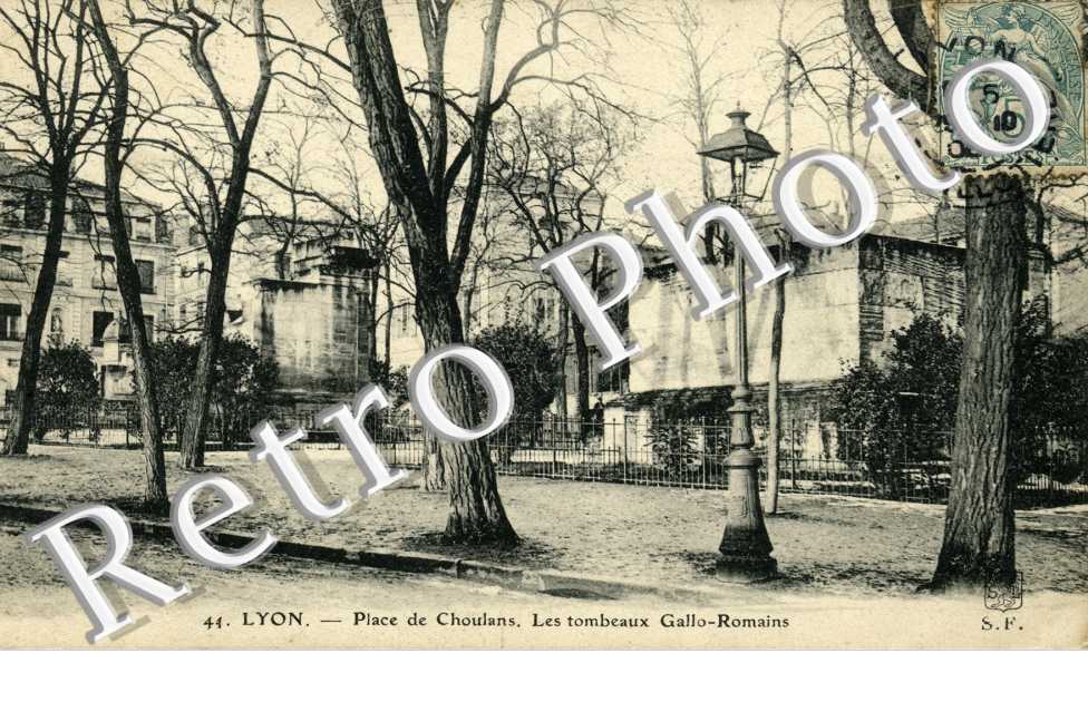 Place de Choulans, les tombeaux Gallo-Romains 
