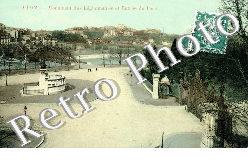 Monument des Legionnaires et Entree du Parc