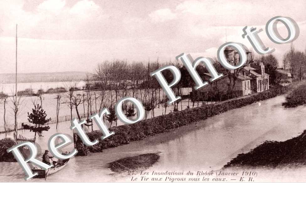 Inondations du Rhone (janvier 1910) Le tir aux pigeons sous les eaux