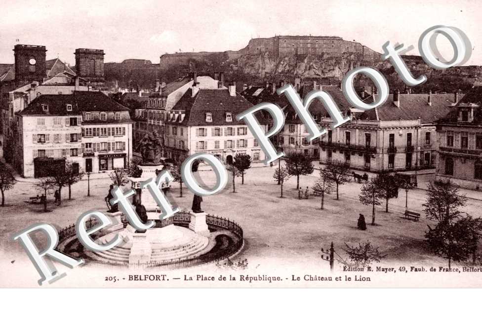 la Place de la Republique, le Chateau et le Lion