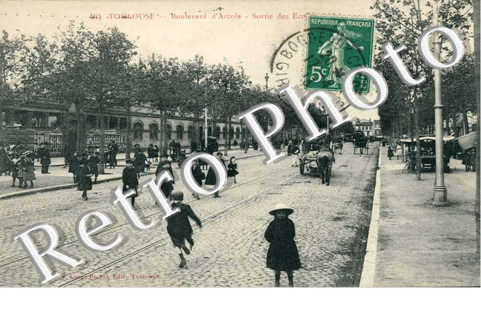 le Boulevard d'Arcole  Sortie des ecoles