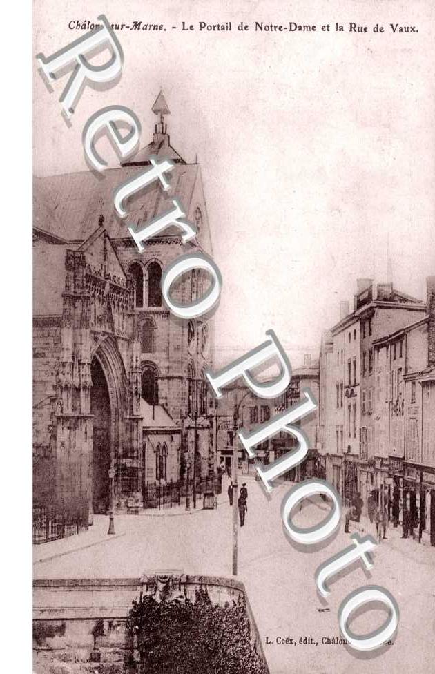 le portail de Notre Dame et la rue de Vaux