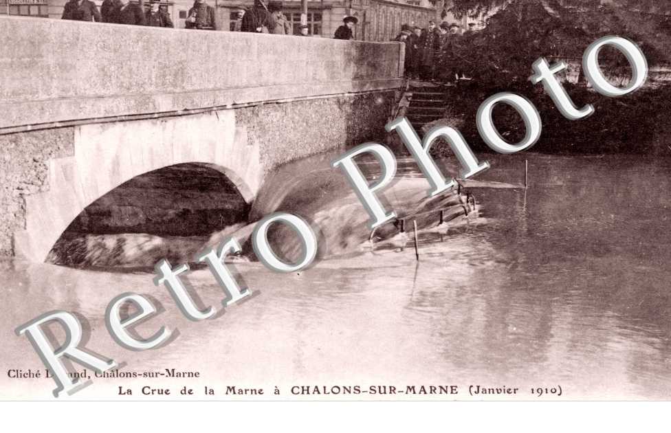la Crue de la Marne a Chalons-sur-Marne, l'Eau passant au-dessus de l'Ecluse du Canal