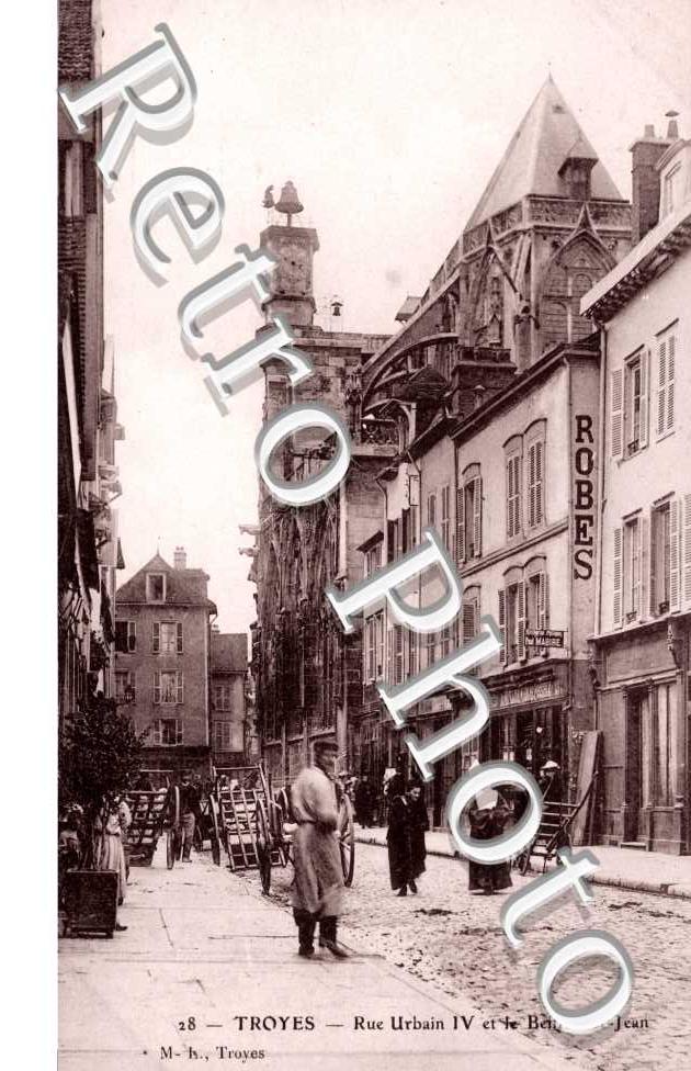 Rue Urbain IV et le Beffroi Saint-Jean
