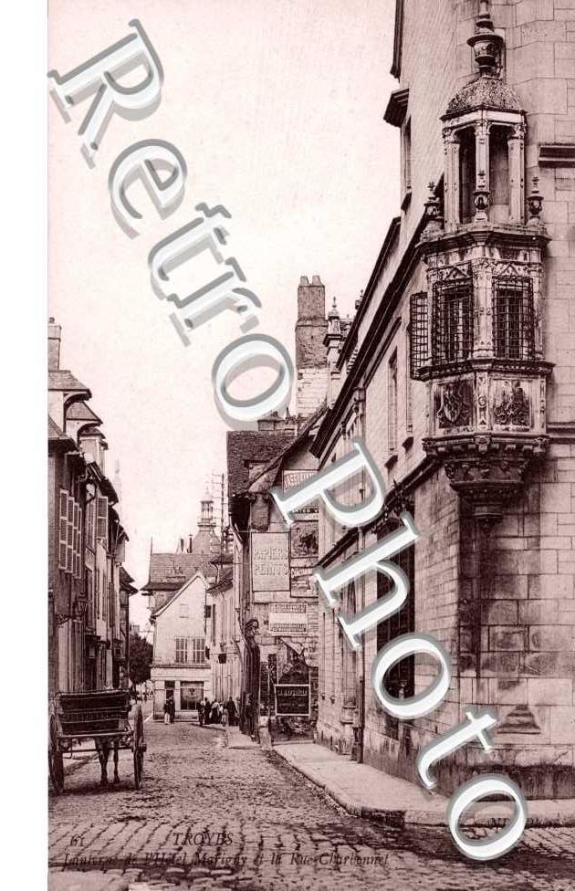 Lanterne de l'Hotel Marigny et la Rue Charbonnet