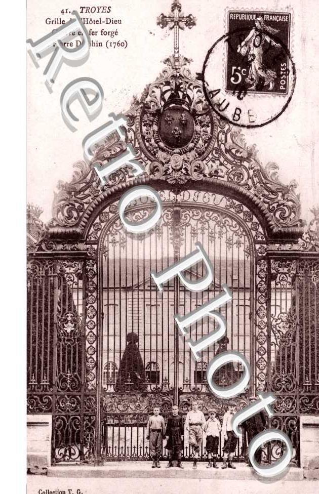 Grille de l'Hotel-Dieu, Oeuvre en fer forge de Pierre Delphin (1760)