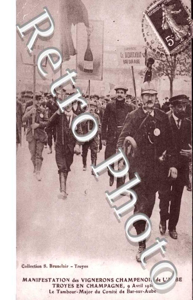 Manifestation contre le Decret retirant aux Vignerons de l'Aube leurs droits seculaires le 9 avril 1911