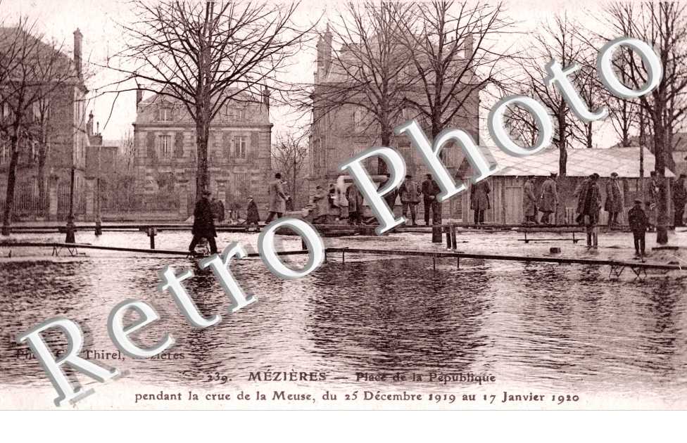Place de la Republique pendant la crue de la Meuse 1919