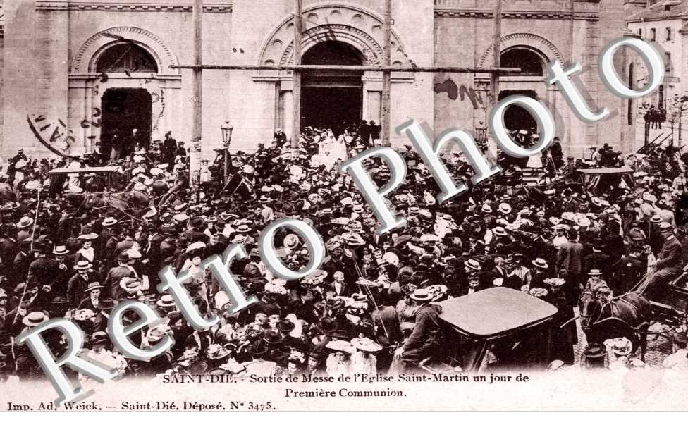 sortie de messe de l'église Saint-Martin un jour