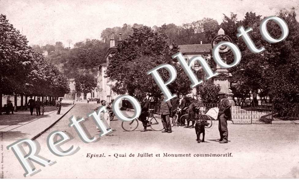 quai de Juillet et monument