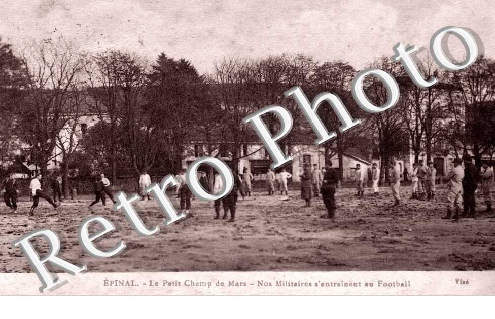 Petit champ de Mars - nos militaires s'entrainent au football