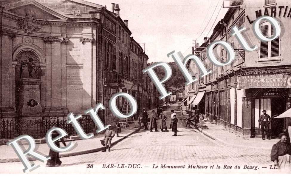 Le Monument Michaux et la Rue du Bourg