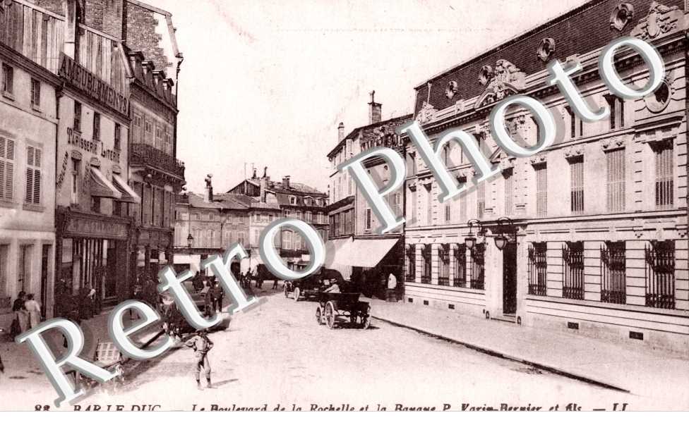 Boulevard de la Rochelle et la Banque P. Varin-Bernier et fils