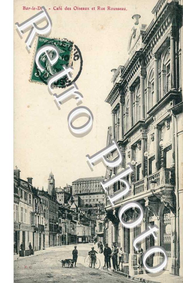Cafe des Oiseaux et rue Rousseau